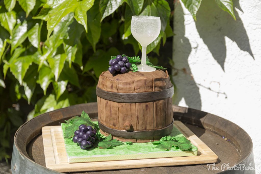 Weinfass-Torte mit einem Weinglas aus Zucker