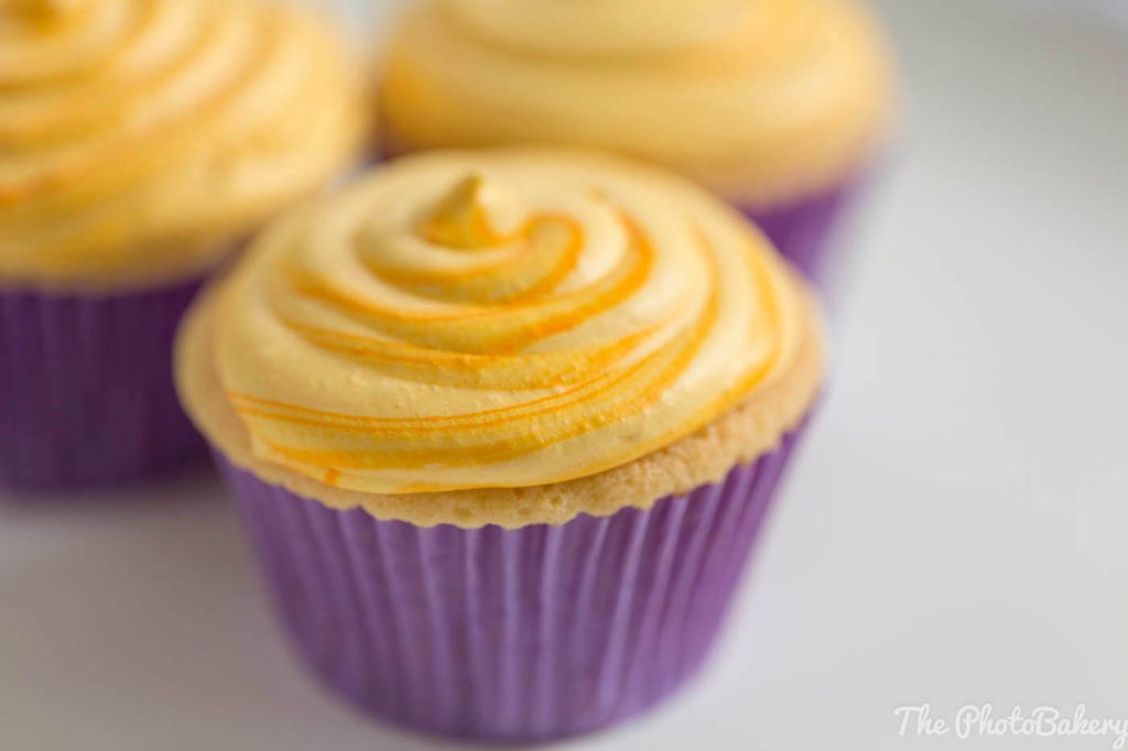 gelbe Zitronen Cupcakes in lila Paipierförmchen