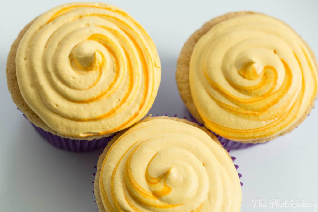 gelbe Zitronen Cupcakes in lila Paipierförmchen